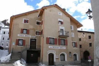Hotel Gasthaus Zum Weissen Kreuz Samedan Zewnętrze zdjęcie
